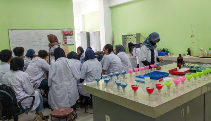 Kegiatan praktikum mahasiswa di Lab Fisika tanah
